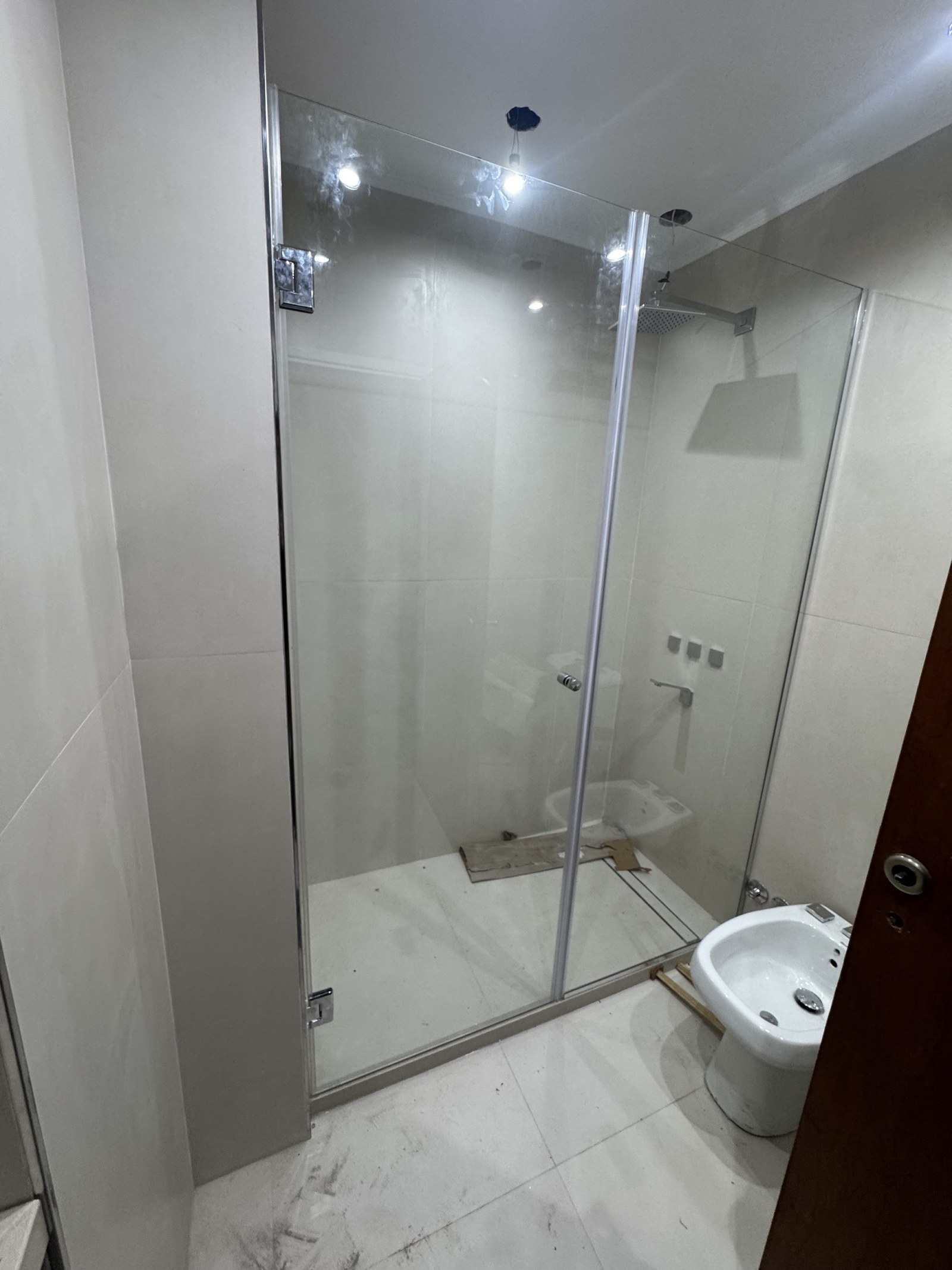 Paño fijo + puerta rebatible